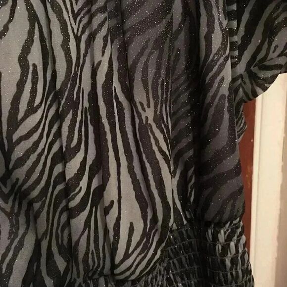 Zebra print scoop neck top - Picture 2 of 3